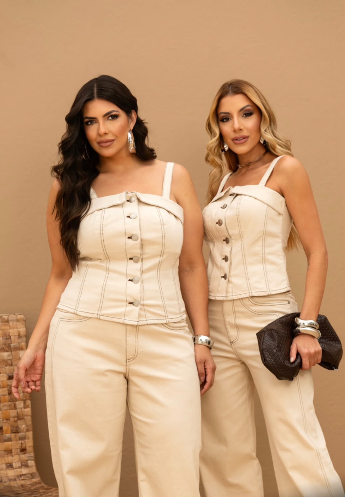 CONJUNTO DE CALÇA JEANS COR OFF-WHITE